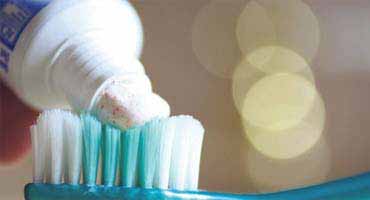 En uygun diş fırçası ve diş macunu nasıl seçilir?